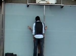 Друг скрытно снимает на крыше своего приятеля с подругой